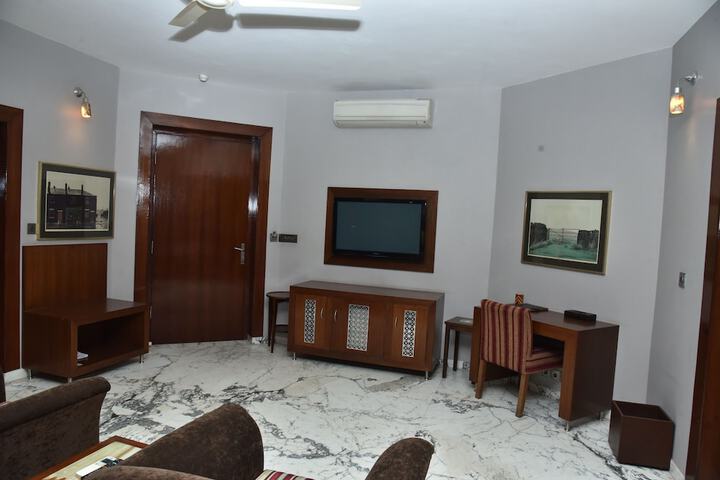 Room 7 of 12