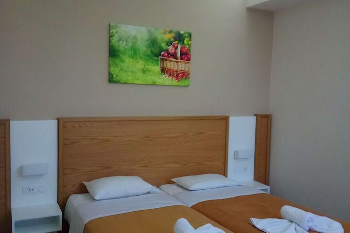 Room 33 of 80