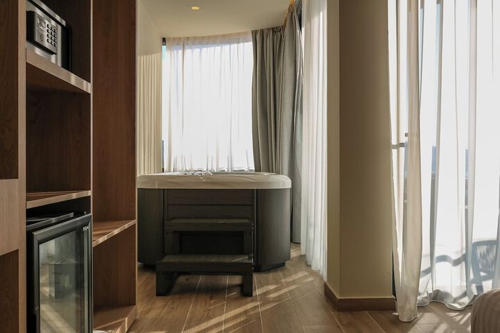 Room 43 of 165