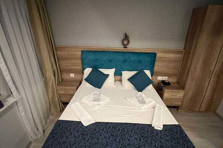 Room 9 of 18