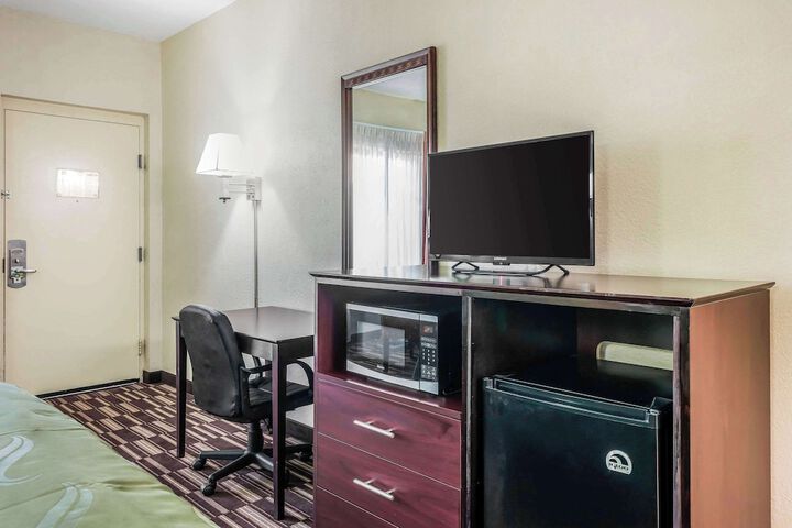 1 King Bed (2 of 6)