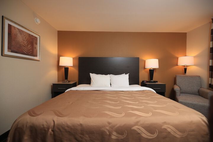 1 King Bed (3 of 10)