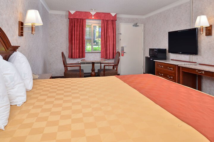 1 King Bed (4 of 9)