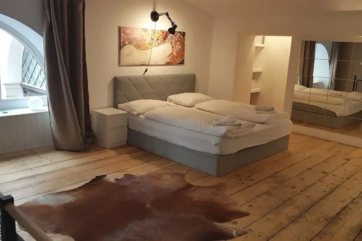 Room 5 of 16