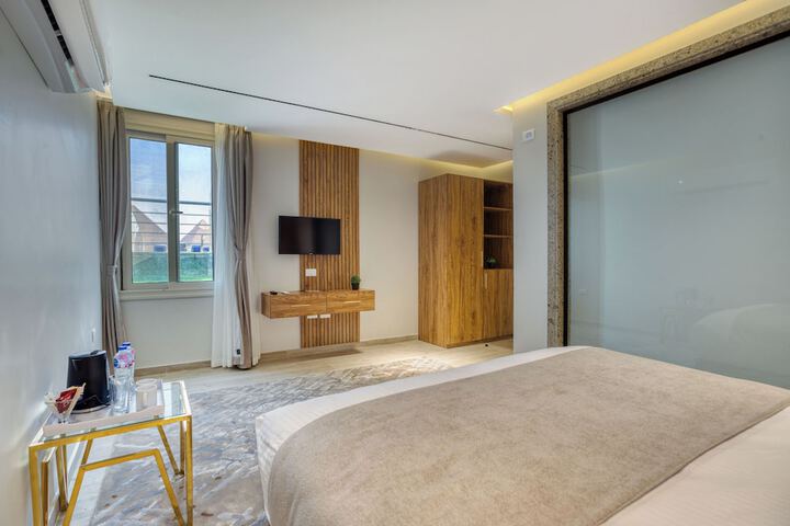 Room 28 of 103