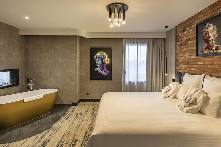 Room 17 of 43