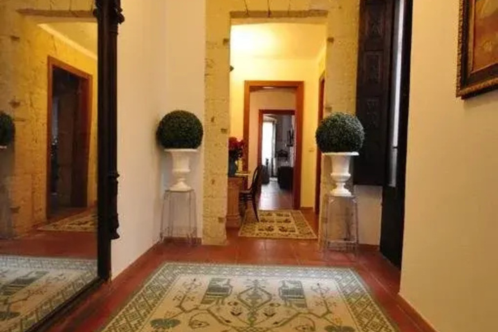 Room 10 of 14