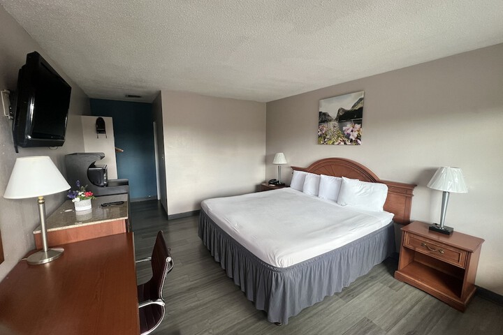 1 King Bed (5 of 10)