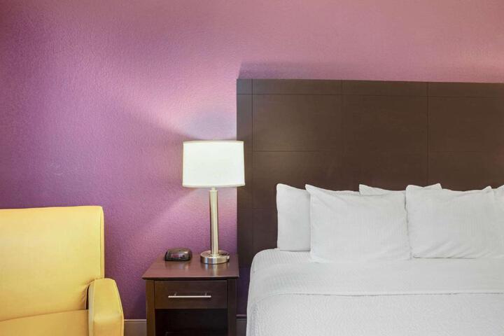 1 King Bed Mobility Hearing Impaired Accessible Room (11 of 16)