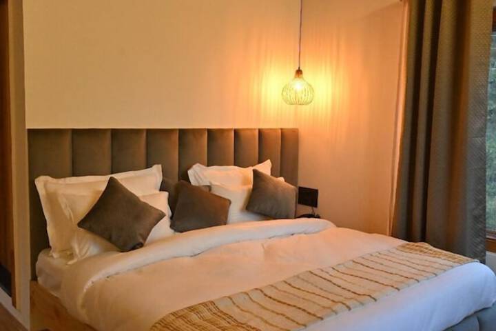Room 4 of 9