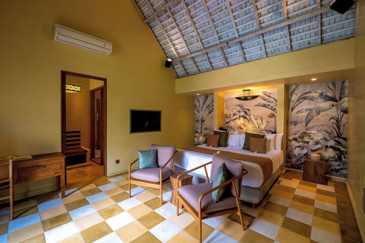 Room 4 of 43
