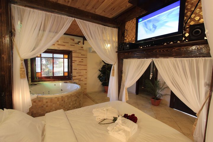 Room 4 of 91