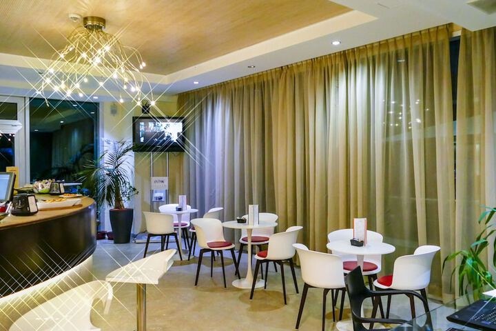 Lounge 35 of 48