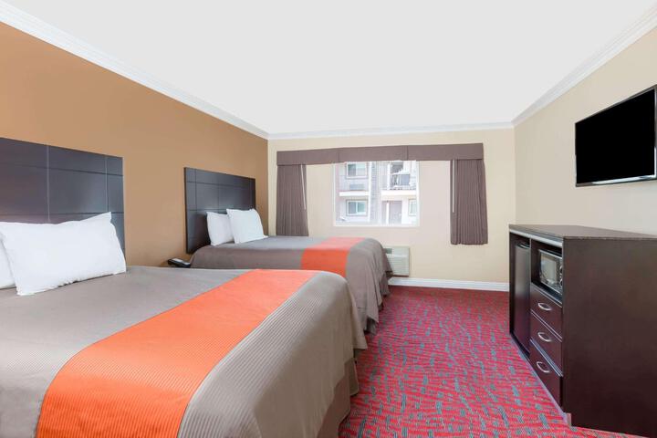 1 King Bed (2 of 18)