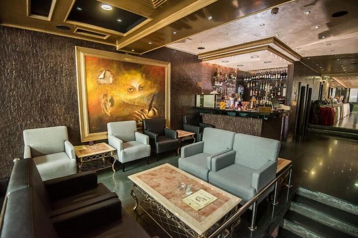 Lounge 37 of 43