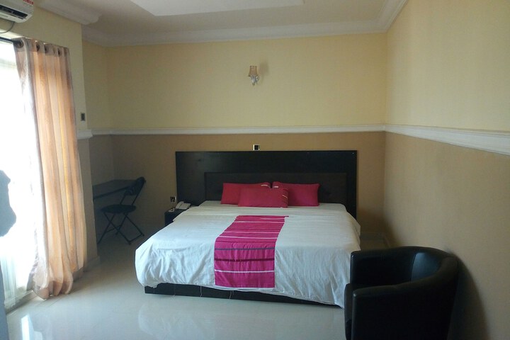 Room 11 of 18
