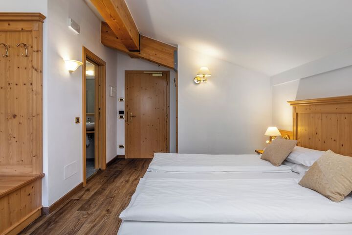 Room 8 of 43