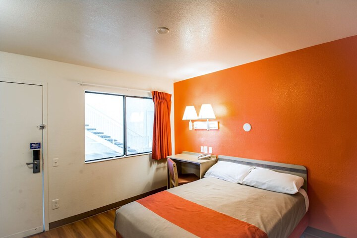 Room 7 of 25