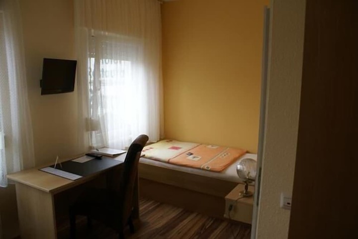 Room 6 of 65
