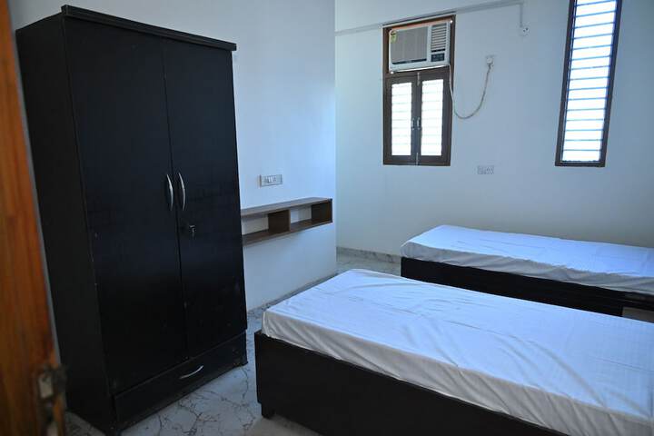 Room 4 of 9