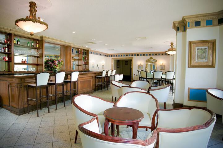 Lounge 57 of 70