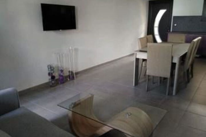 Room 8 of 12
