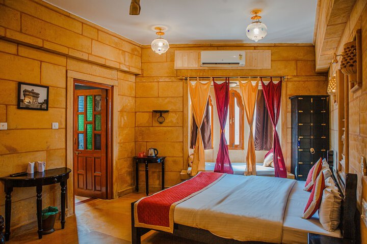 Room 28 of 93