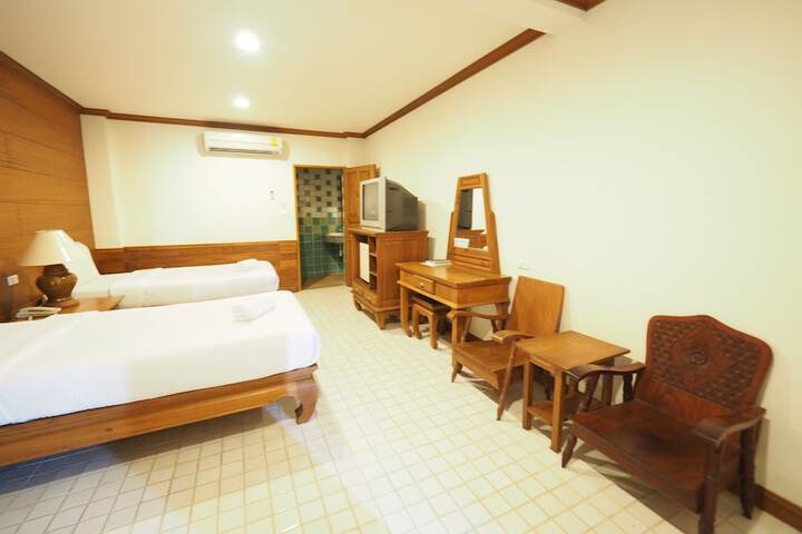 Room 9 of 32