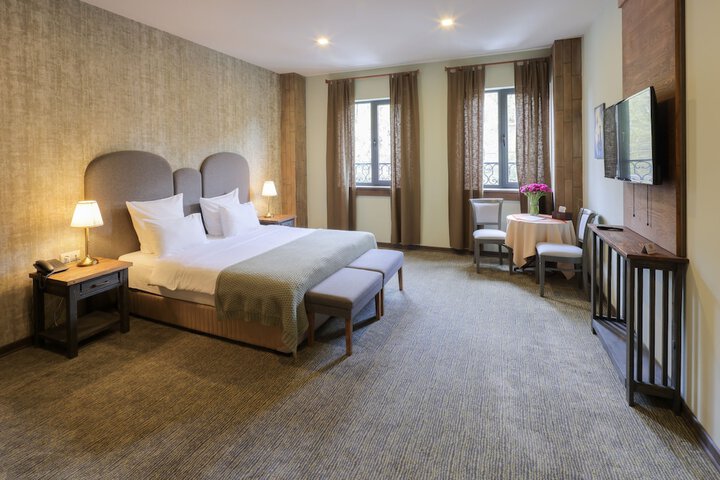 Room 32 of 93