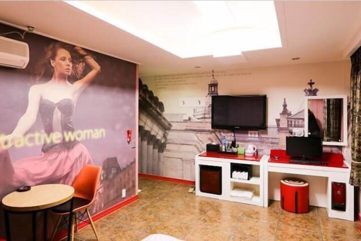 Room 13 of 36