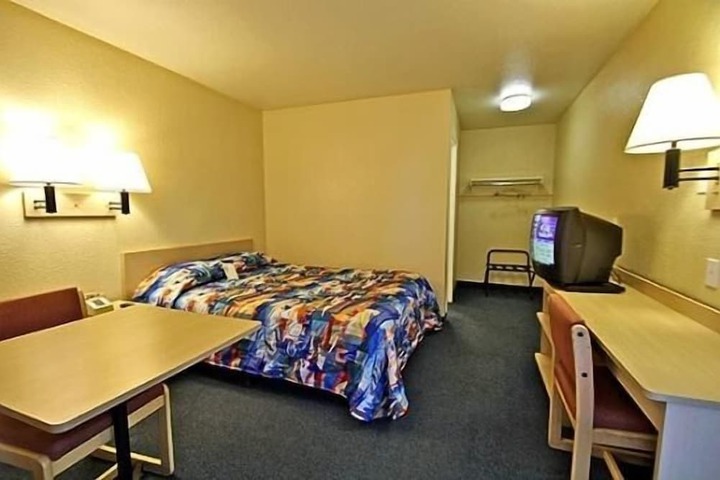 1 Queen Bed (3 of 7)