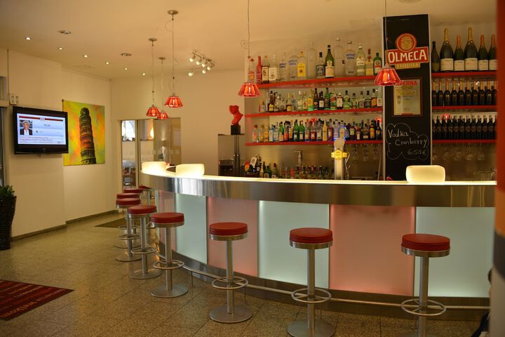Lounge 122 of 136