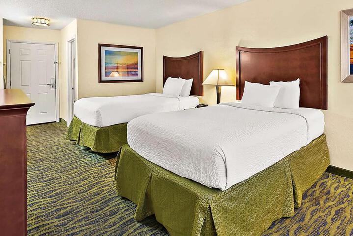 2 Double Beds (6 of 9)