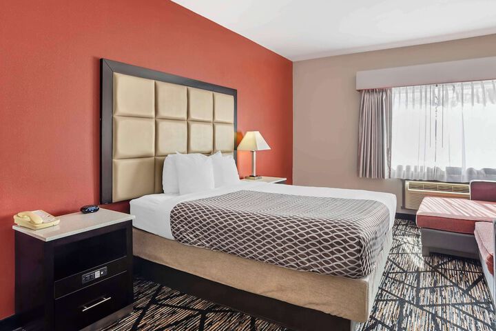 1 Queen Bed Pet Friendly Room Work Desk Sofa Microwave and Refrigerator WiFi Full Breakfast (9 of 31)