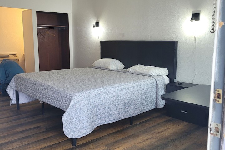 Room 16 of 38