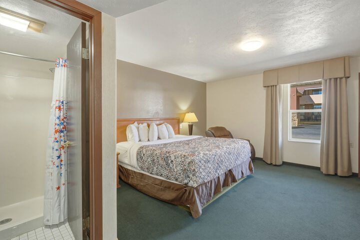 Room 16 of 40