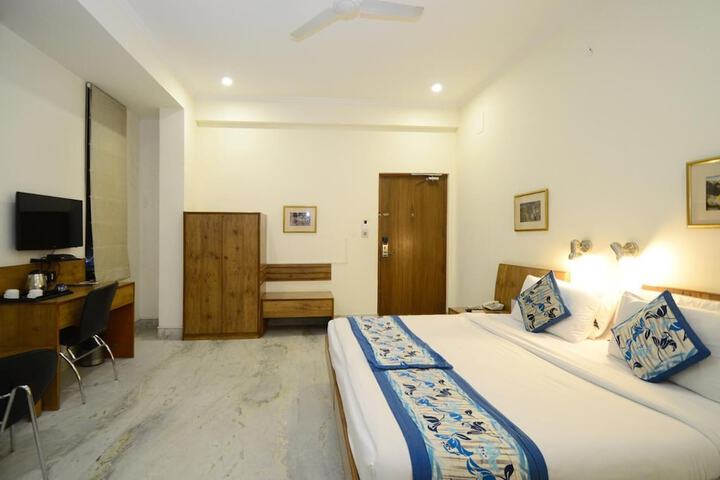 Room 28 of 63