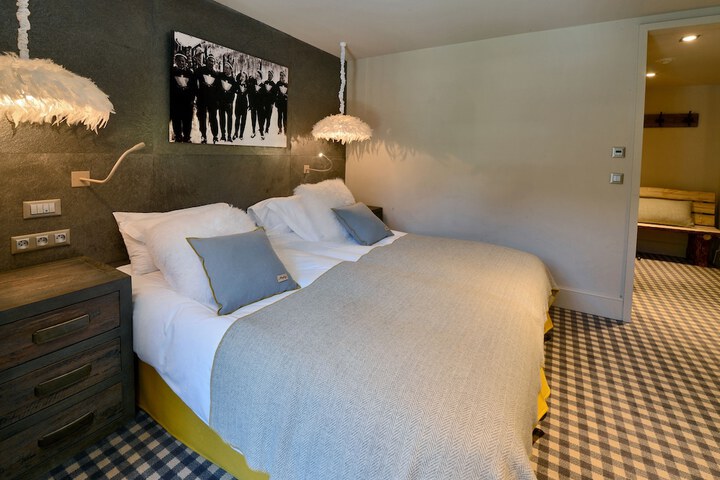 Room 3 of 76