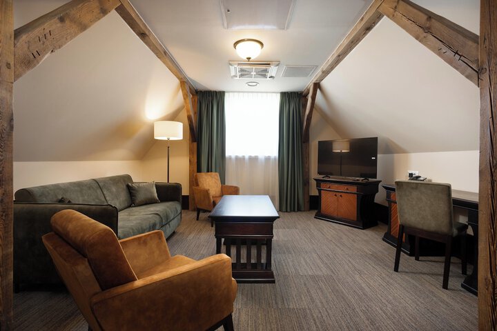 Room 8 of 48