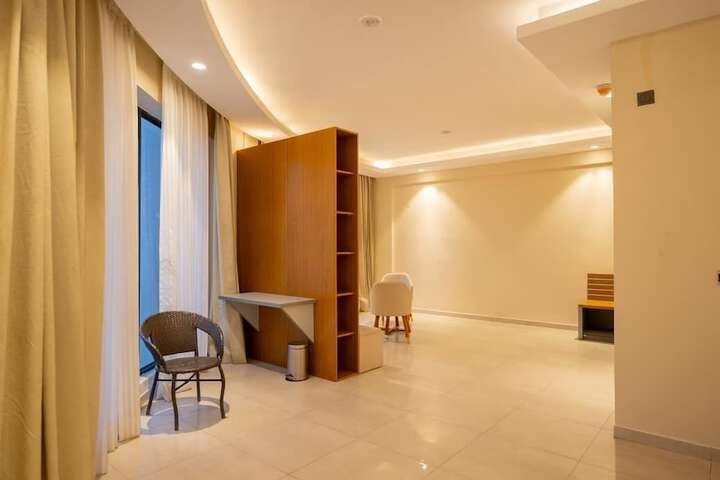 Room 4 of 7