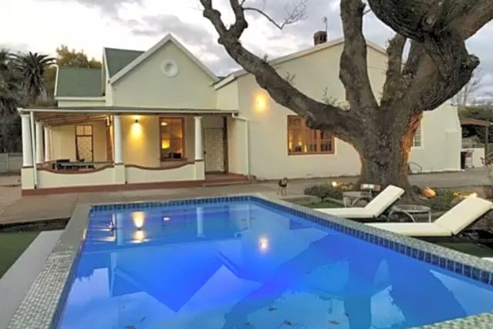 Pool 10 of 15