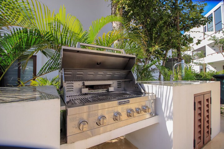 Condo in Exclusive Building by Olahola