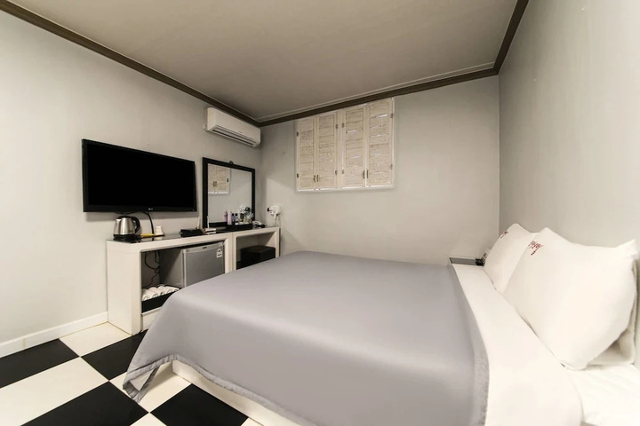 Room 5 of 11