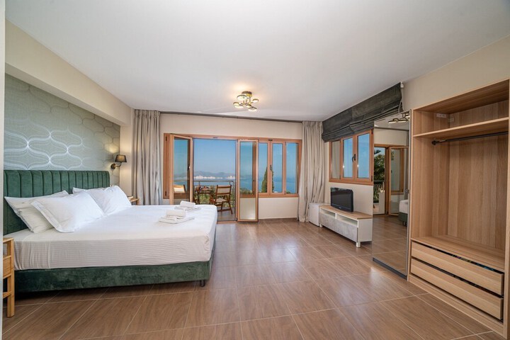 Room 15 of 243