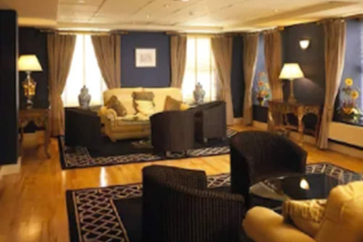 Lounge 19 of 22