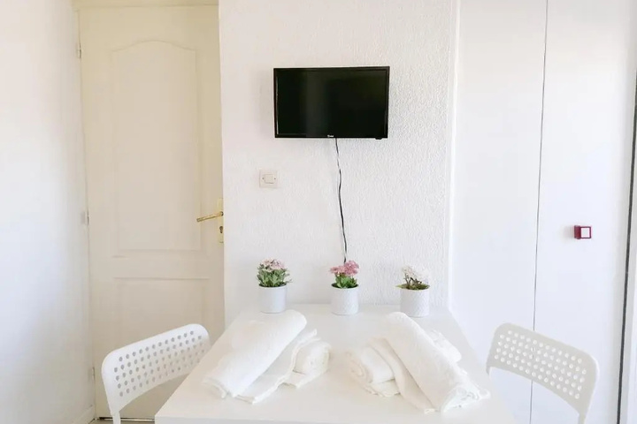 Room 4 of 10