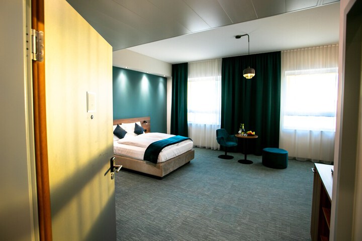 Room 12 of 107
