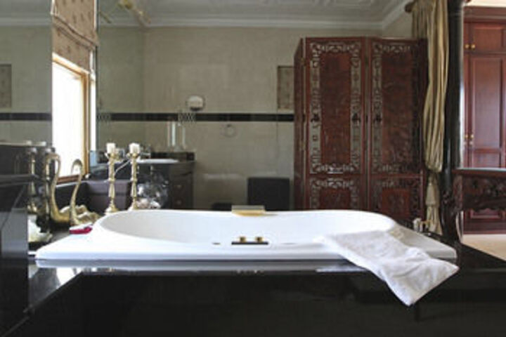 Deep Soaking Bathtub