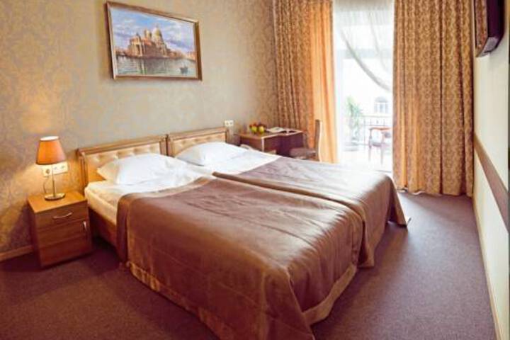 Room 5 of 10