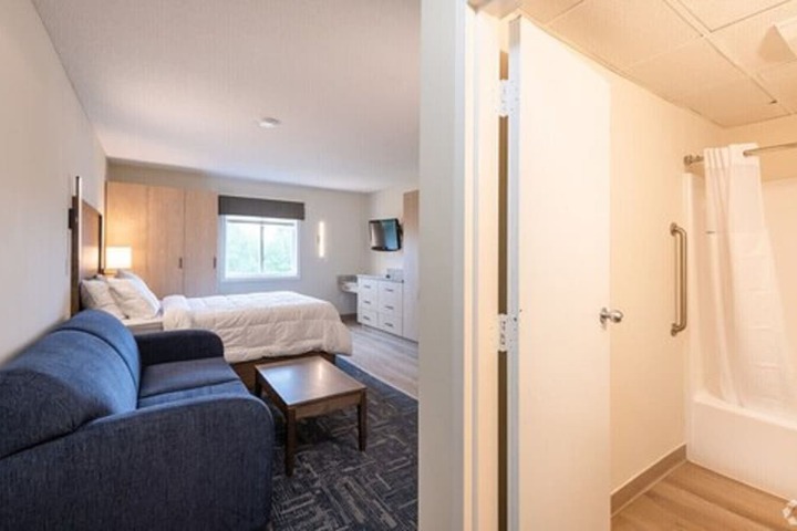 Renovated Suite Queen Bed (3 of 7)